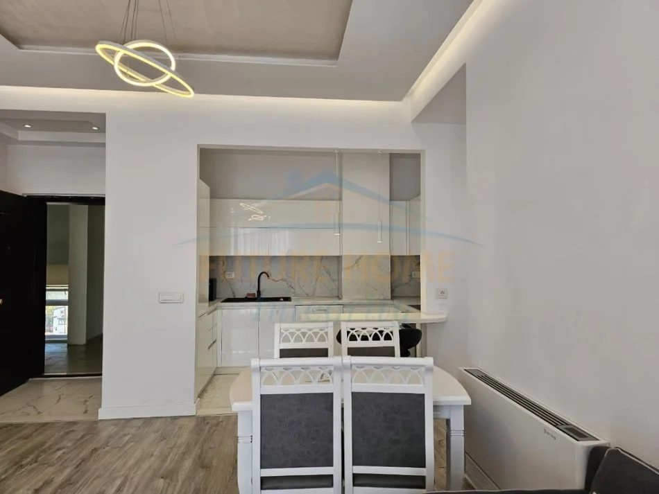 Tirane, jepet me qera apartament 1+1+Ballkon Kati 8, 80 m² 1000 € (Shallvaret)