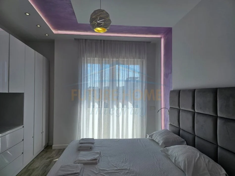 Tirane, jepet me qera apartament 1+1+Ballkon Kati 8, 80 m² 1000 € (Shallvaret)