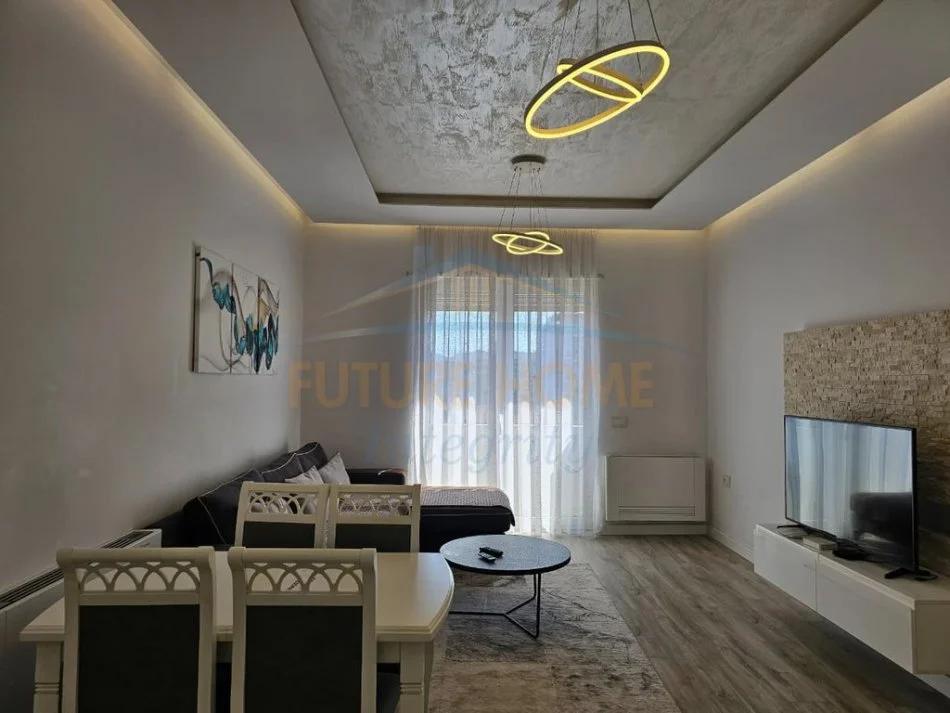 Tirane, jepet me qera apartament 1+1+Ballkon Kati 8, 80 m² 1000 € (Shallvaret)