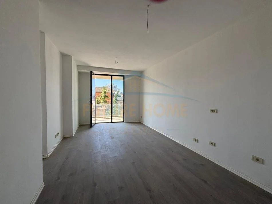 Tirane, jepet me qera apartament 2+1+Ballkon Kati 2, 107 m² 600 € (Mine Peza, Tirane)