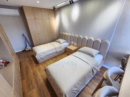 Tirane, jepet me qera apartament 2+1 Kati 3, 100 m² 700 € (SELITE)