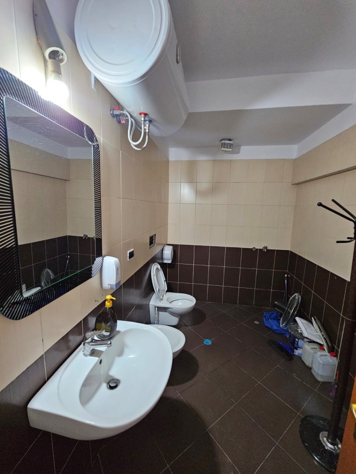 Tirane, jepet me qera zyre Kati 5, 300 m² 2.700 € (Selvia)