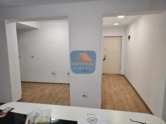 Tirane, jepet me qera ambjent biznesi Kati 2, 85 m² 800 Euro (Rruga Muhamet Gjollesha)