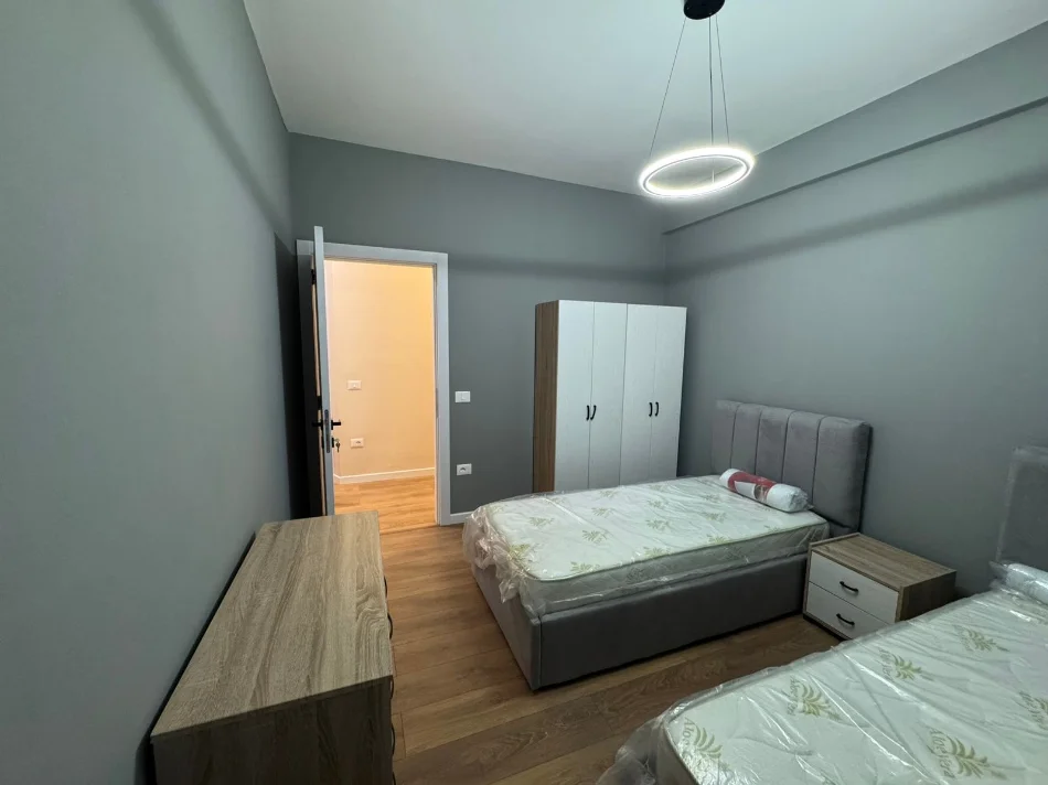 Tirane, jepet me qera apartament 2+1+Ballkon Kati 3, 1.200 € (Kopshti Botanik, Tirane)
