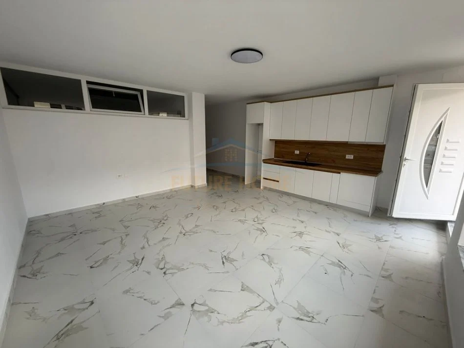 Pogradec, jepet me qera shtepi 1+1 Kati 1, 65 m² 180 € (Përroi i Çaprazit)