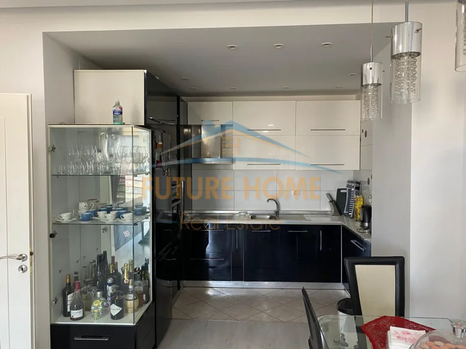 Tirane, jepet me qera apartament 1+1+Ballkon Kati 6, 74 m² 500 € (Kthesa e Kamzes)