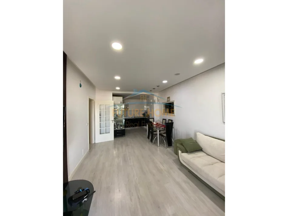 Tirane, jepet me qera apartament 1+1+Ballkon Kati 6, 74 m² 500 € (Kthesa e Kamzes)
