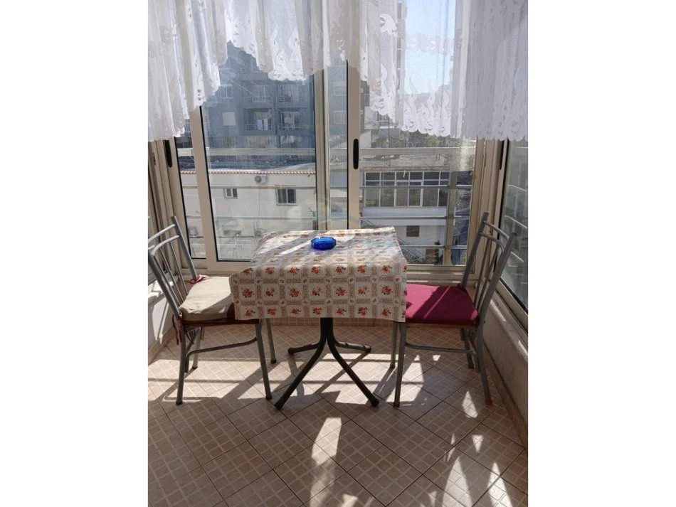 Durres, jepet me qera apartament 2+1+Ballkon Kati 2, 82 m² 400 € (Plazh Rrota Kuqe, Durrës)