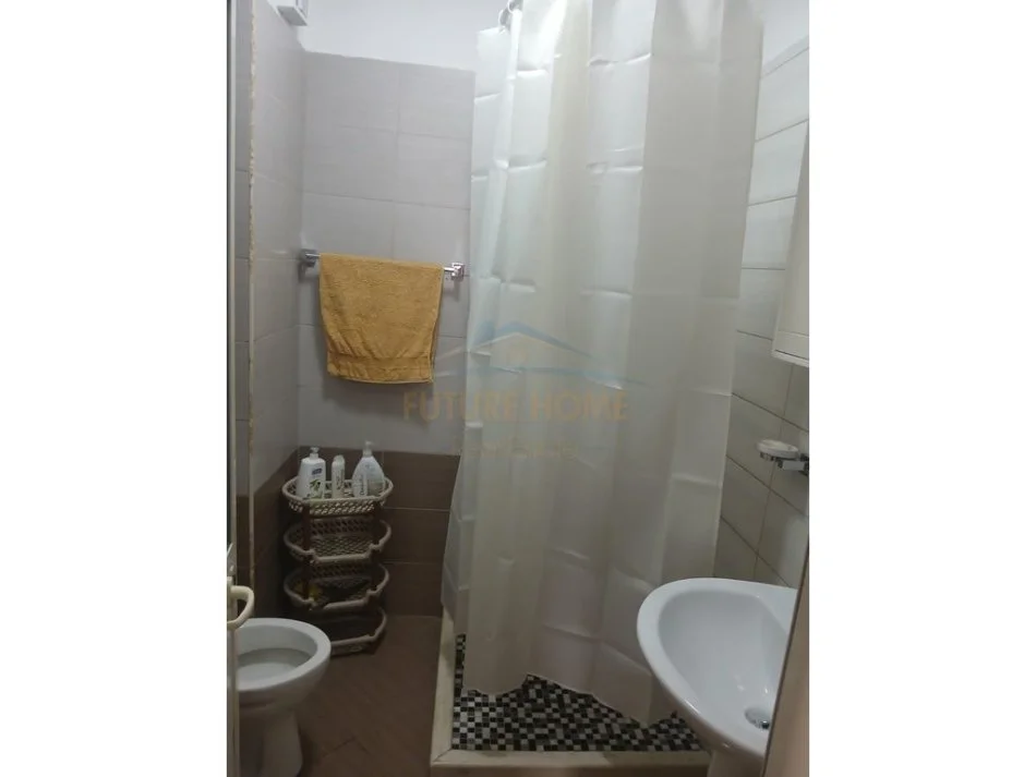 Durres, jepet me qera apartament 2+1+Ballkon Kati 2, 82 m² 400 € (Plazh Rrota Kuqe, Durrës)