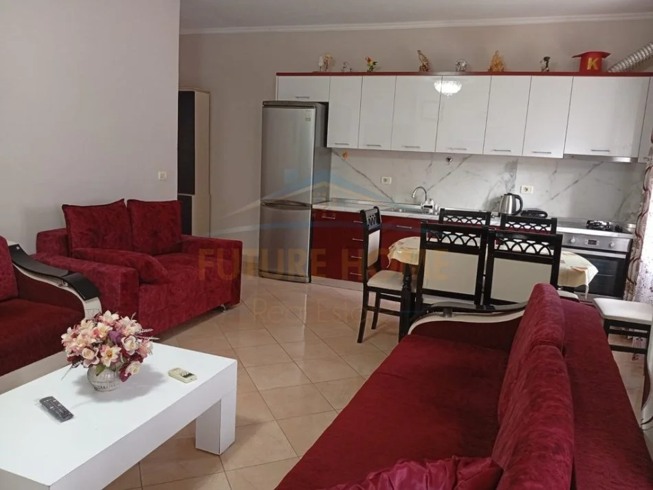 Durres, jepet me qera apartament 2+1+Ballkon Kati 2, 82 m² 400 € (Plazh Rrota Kuqe, Durrës)