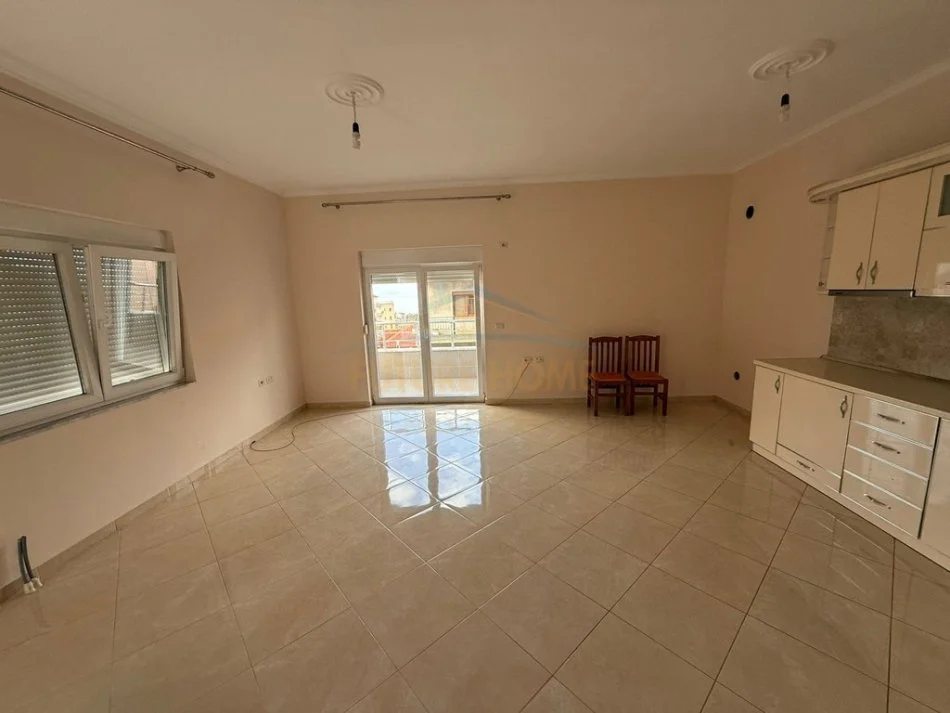 Pogradec, jepet me qera shtepi 1+1+Ballkon Kati 2, 65 m² 180 € (Përroi Caprazit , Pogradec)