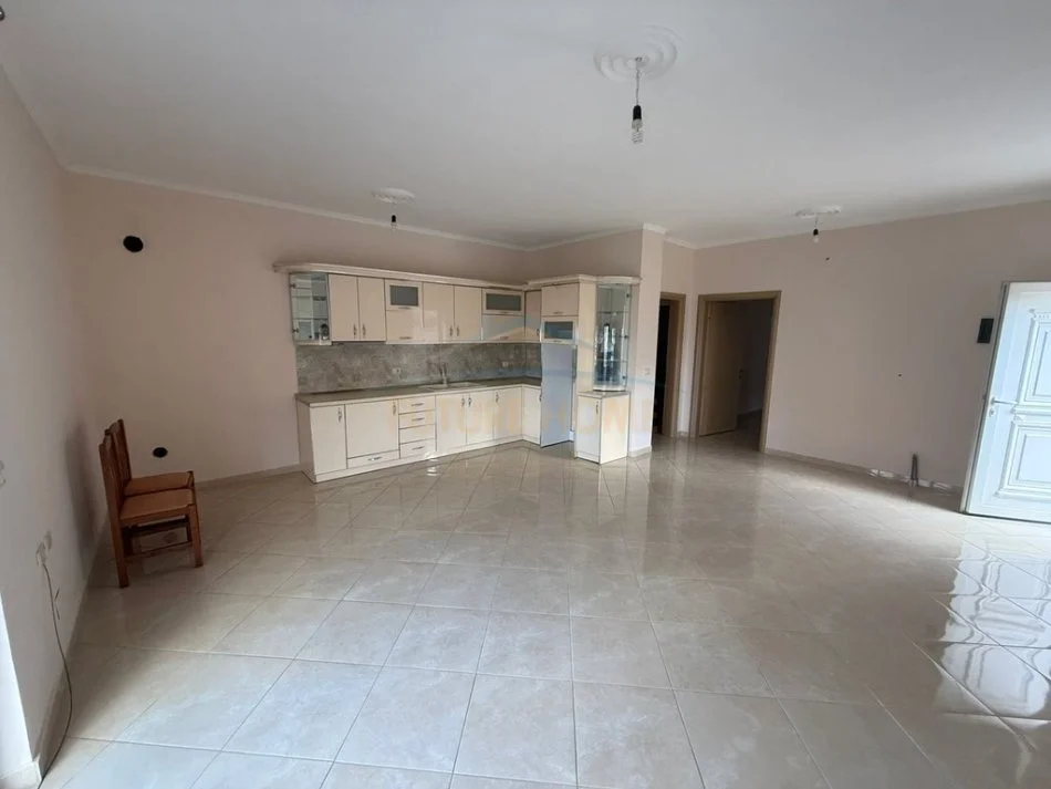 Pogradec, jepet me qera shtepi 1+1+Ballkon Kati 2, 65 m² 180 € (Përroi Caprazit , Pogradec)