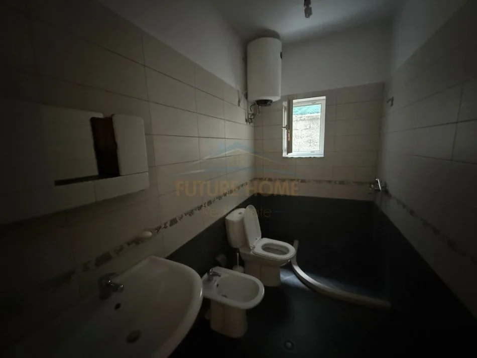 Pogradec, jepet me qera shtepi 1+1+Ballkon Kati 2, 65 m² 180 € (Përroi Caprazit , Pogradec)