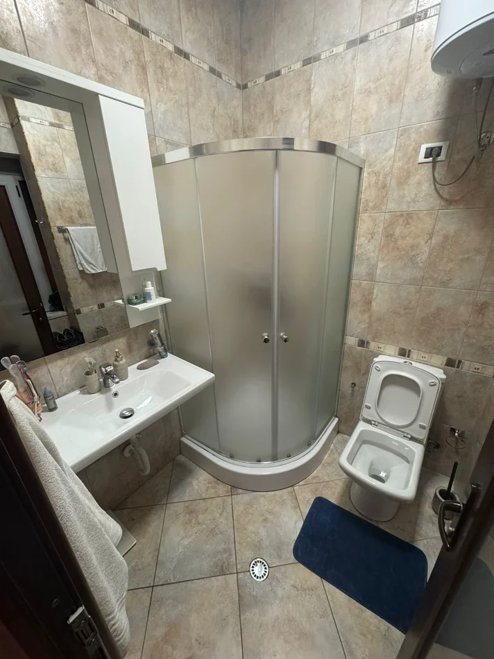 Tirane, jepet me qera Vile 2 Katshe Kati 1, 1.300 € (rruga riza cerova)