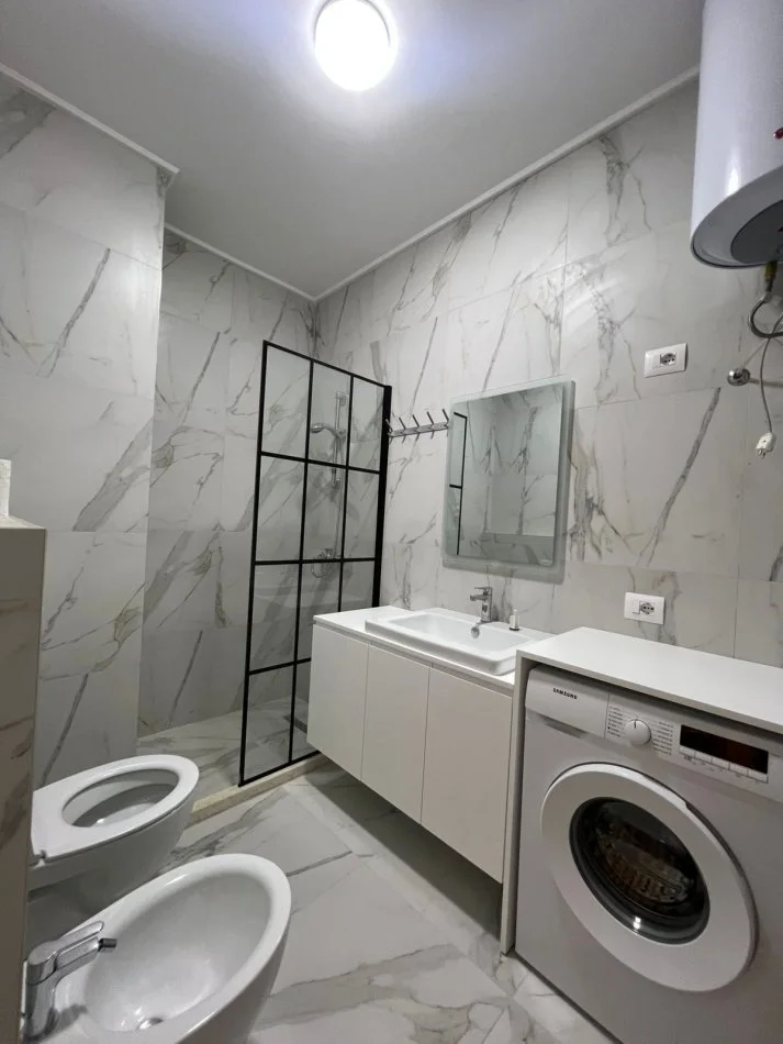 Tirane, jepet me qera apartament 2+1 Kati 7, 90 m² 600 € (Kinostudio)