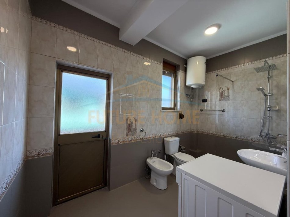 Tirane, jepet me qera apartament 2+1 Kati 3, 146 m² 600 € (8VQ2+H34 Tiranë, Albania)