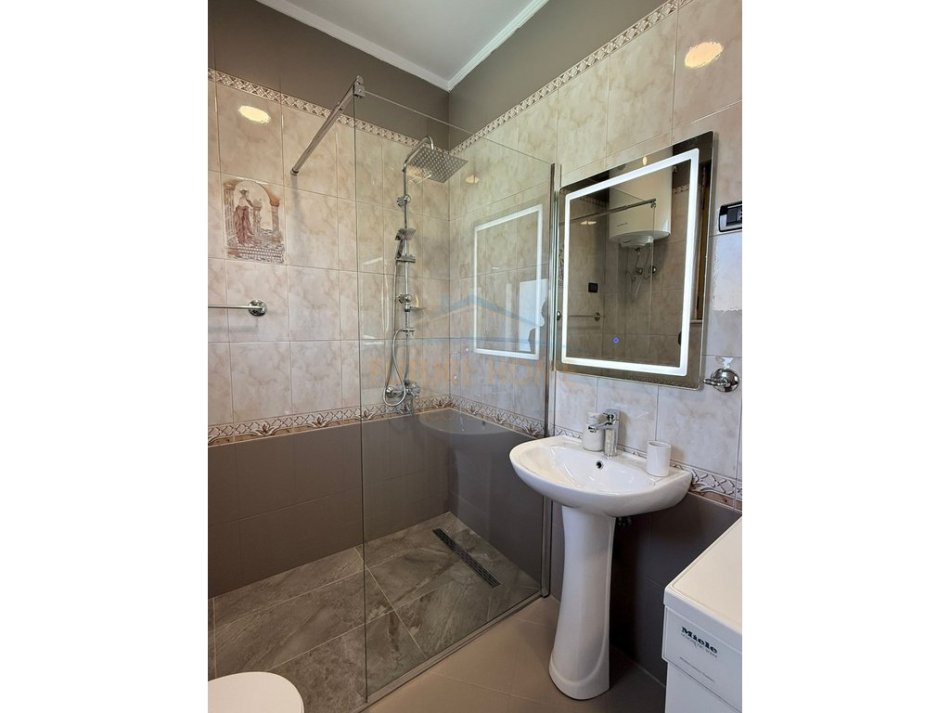 Tirane, jepet me qera apartament 2+1 Kati 3, 146 m² 600 € (8VQ2+H34 Tiranë, Albania)
