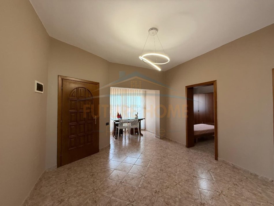 Tirane, jepet me qera apartament 2+1 Kati 3, 146 m² 600 € (8VQ2+H34 Tiranë, Albania)