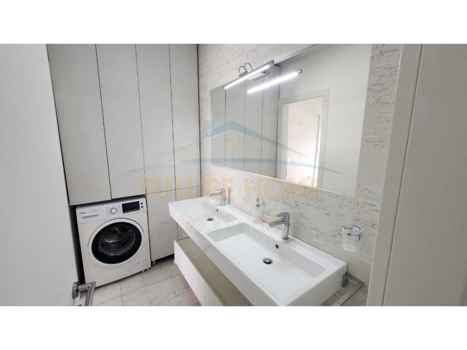 Tirane, jepet me qera apartament 2+1 Kati 8, 90 m² 700 € (KOMPLEKSI KONTAKT,RRUGA NDRE MJEDA,FUSHA AVIACIONIT,RRUGA E KAVAJES)