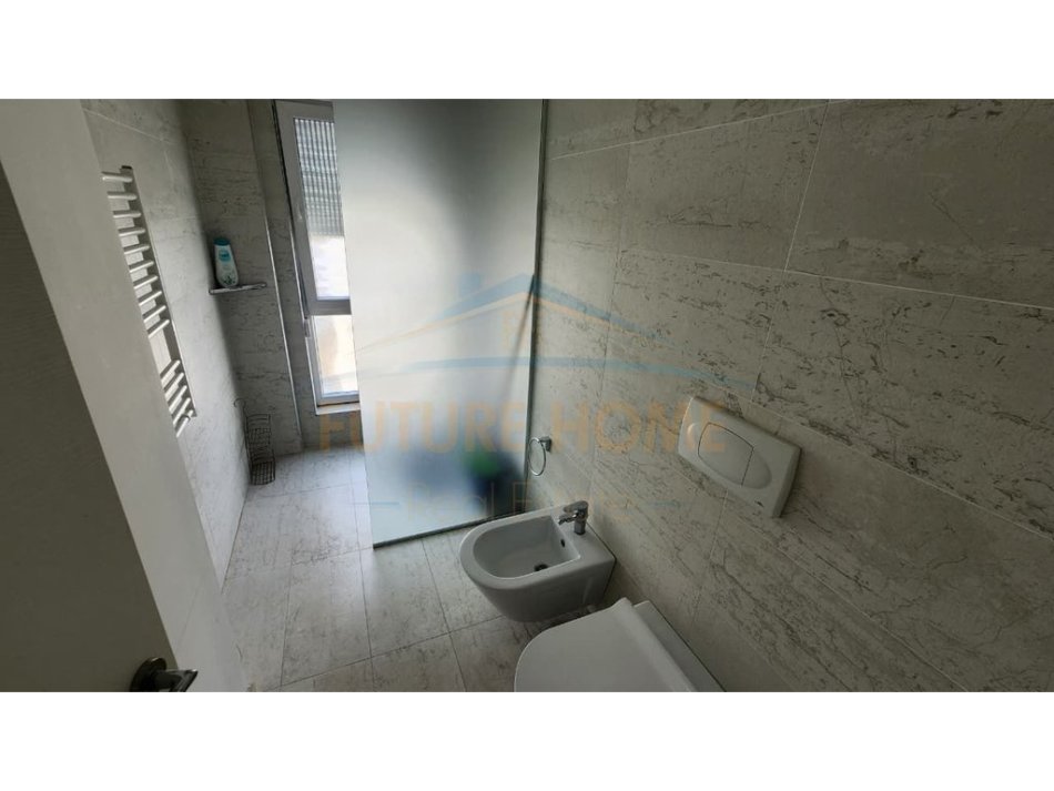 Tirane, jepet me qera apartament 2+1 Kati 8, 90 m² 700 € (KOMPLEKSI KONTAKT,RRUGA NDRE MJEDA,FUSHA AVIACIONIT,RRUGA E KAVAJES)