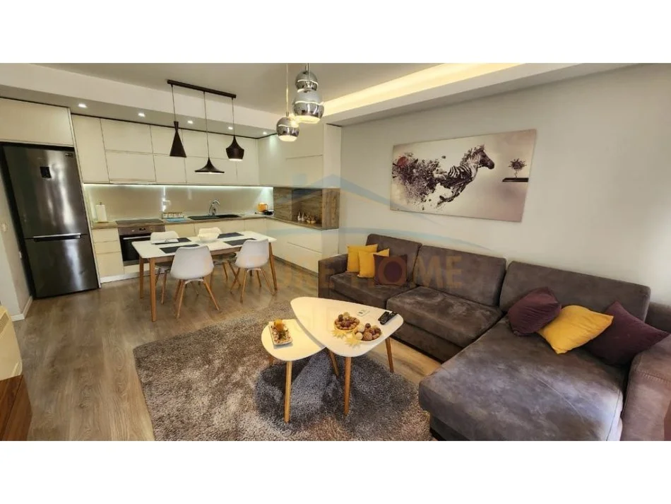 Tirane, jepet me qera apartament 1+1 Kati 8, 79 m² 700 € (KOMPLEKSI KONTAKT)