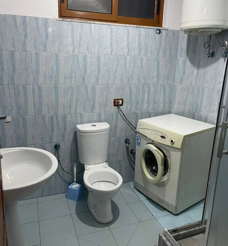 Tirane, jepet me qera Vile 1+1 , 45.000 € (Prane Restorant Gjeli)