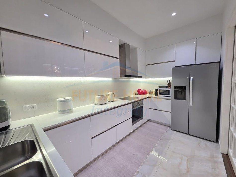 Tirane, shitet apartament 3+1 Kati 8, 201.53 m² 750.000 € (Kompleksi Delijorgji, Rruga e Kavajes)
