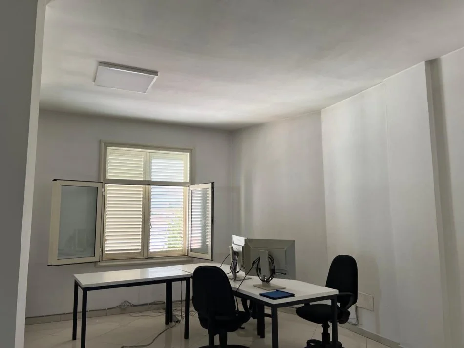 Tirane, jepet me qera zyre Kati 3, 350 m² 2.000 € (Tirane Rruga Gjergj Legisi, godine 5 kateshe, pallati • “Zef Luli”, Zona Kadastrale 8310, Laprake, Tiranë 1001)