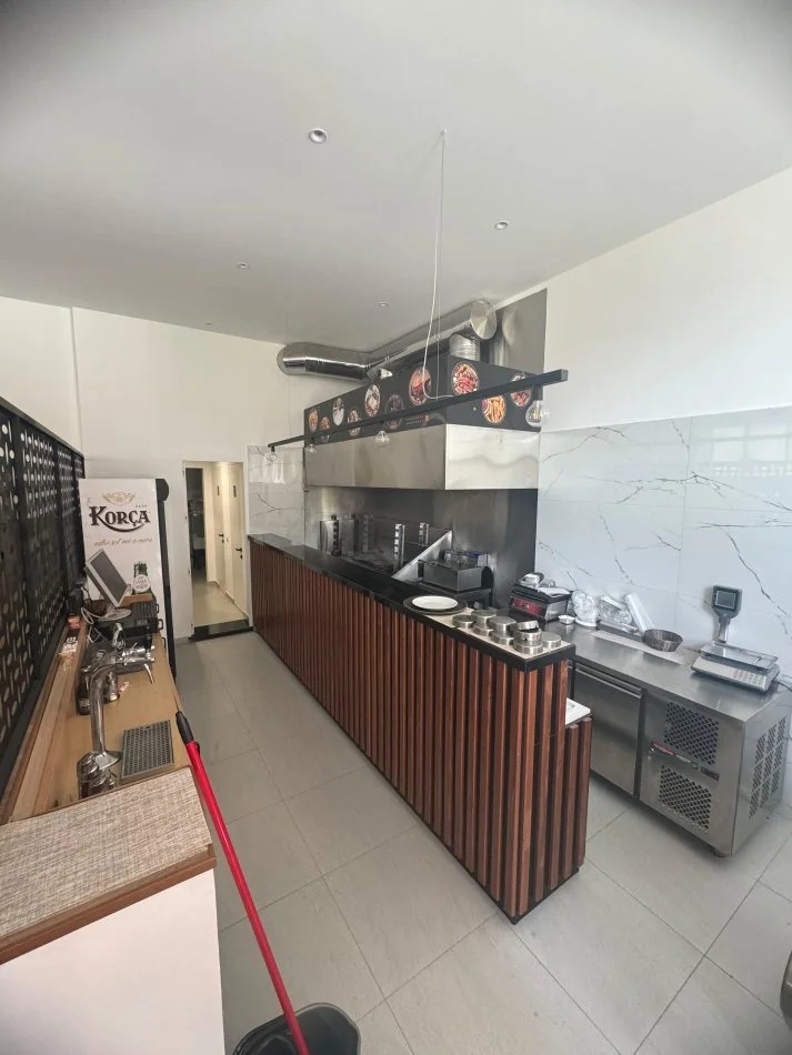 Tirane, jepet me qera ambjent biznesi Kati 0, 80 m² 1.500 € (Oxhaku)