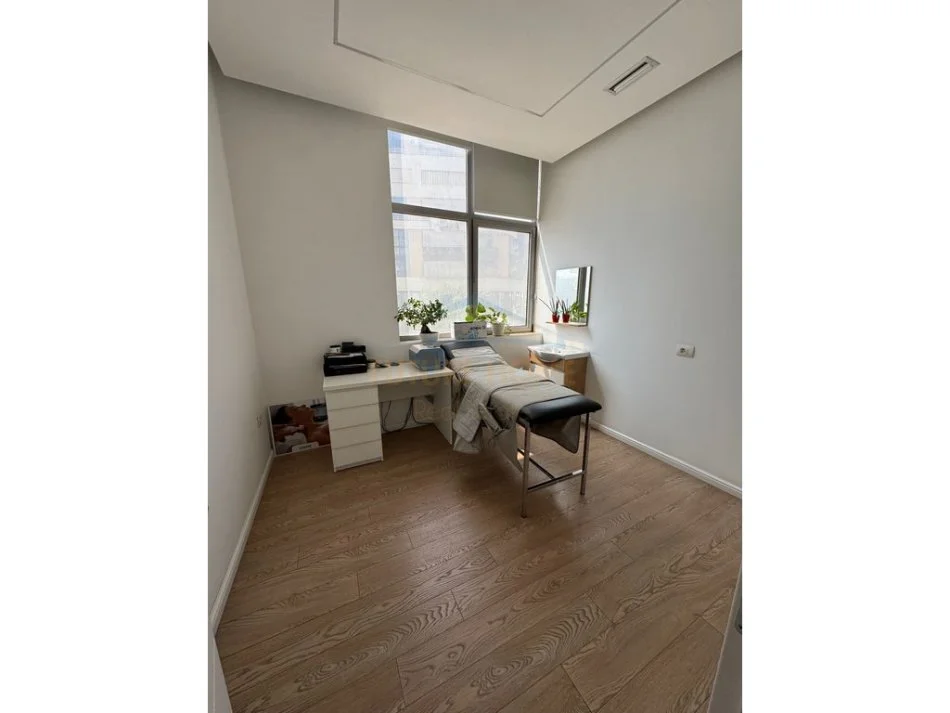 Tirane, jepet me qera ambjent biznesi Kati 1, 300 m² 4.000 € (te Rotondo Astirit)