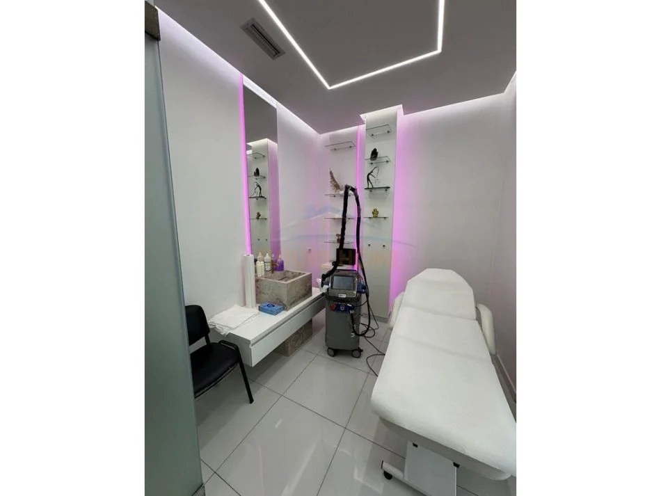 Tirane, jepet me qera ambjent biznesi Kati 1, 300 m² 4.000 € (te Rotondo Astirit)