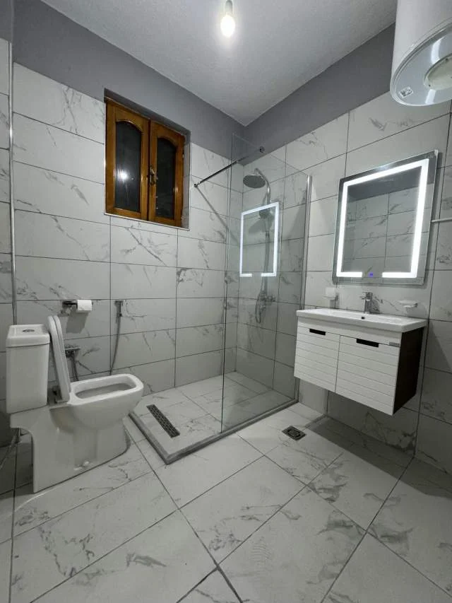 Tirane, jepet me qera shtepi 1+1 Kati 0, 74 m² 30.000  (RrKont Leopold Bertold)