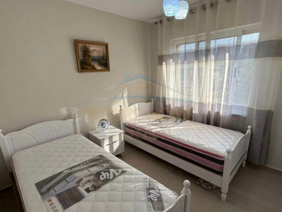 Tirane, jepet me qera apartament 3+1 Kati 5, 80 m² 690 € (Rruga Fortuzi)