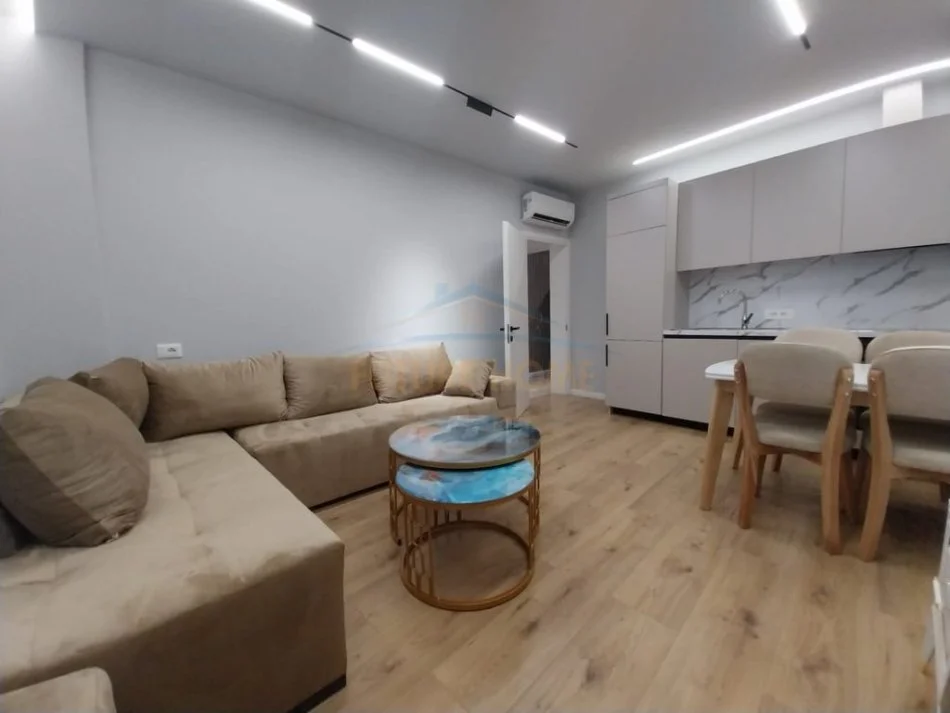 Tirane, jepet me qera apartament 1+1+Ballkon Kati 7, 60 m² 500 € (Unaza e Re)