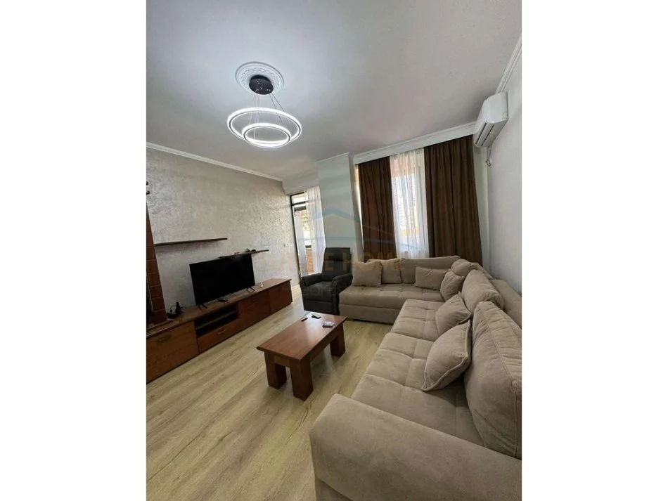 Tirane, jepet me qera apartament 1+1+Ballkon Kati 5, 71 m² 600 € (21 DHJETORI)  UNA57642