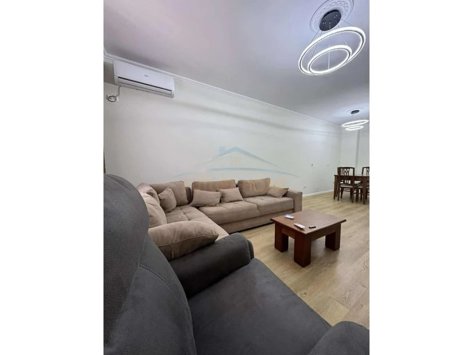 Tirane, jepet me qera apartament 1+1+Ballkon Kati 5, 71 m² 600 € (21 DHJETORI)  UNA57642