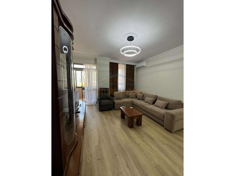 Tirane, jepet me qera apartament 1+1 Kati 5, 71 m² 600 € (21 DHJETORI)