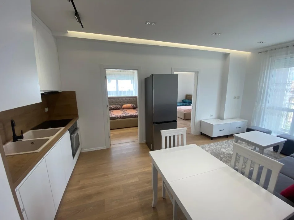 Tirane, jepet me qera apartament 2+1 Kati 1, 86 m² 500 € (Tregu ushqimor)