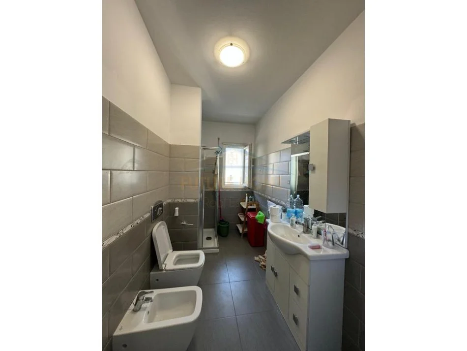 Tirane, jepet me qera apartament 1+1 Kati 4, 75 m² 370 € (PRANE RESTORANT FRESKUT)