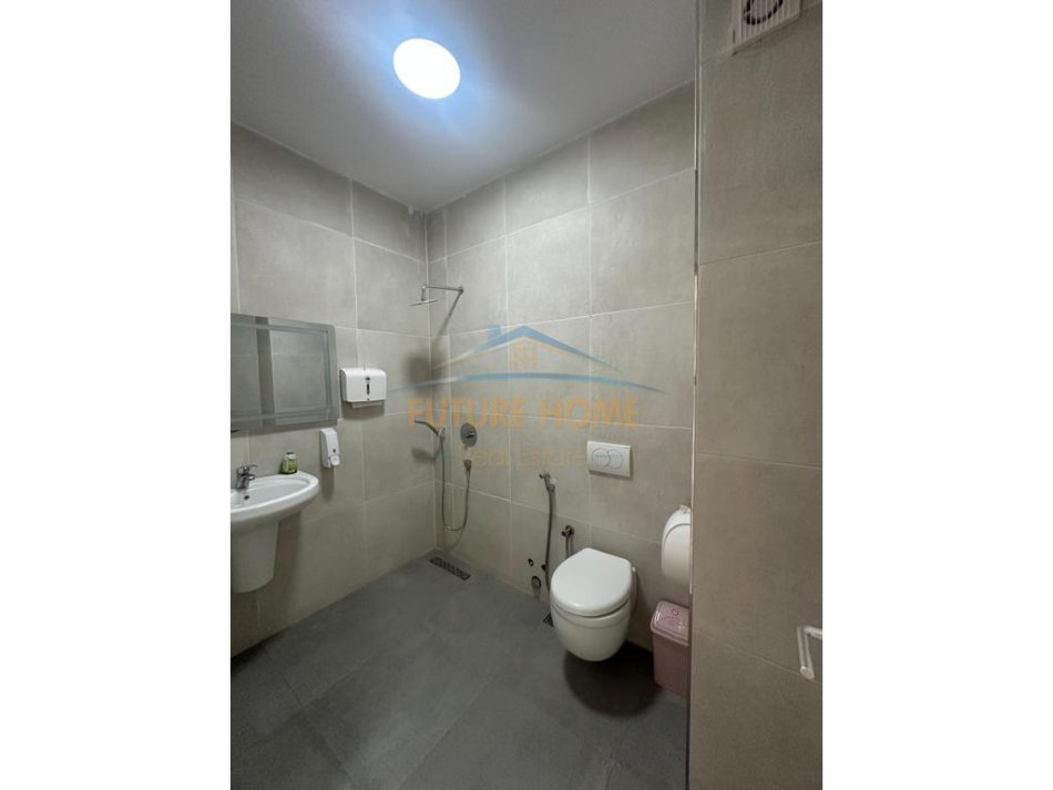 Tirane, jepet me qera ambjent biznesi Kati 7, 113 m² 650 € (Rruga e Barrikadave)