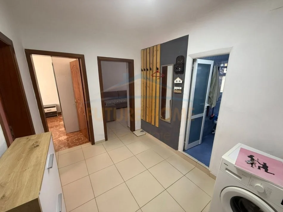 Korce, jepet me qera apartament 2+1+Ballkon Kati 2, 65 m² 200 € (Lagjia 4, Korçë)