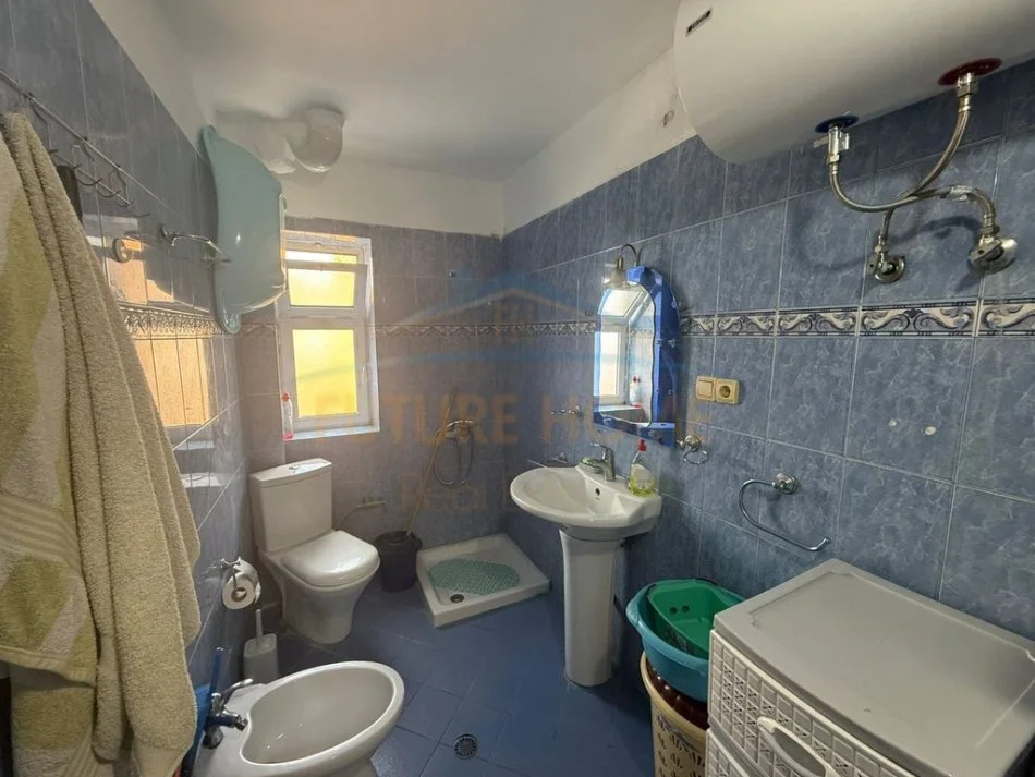 Korce, jepet me qera apartament 2+1+Ballkon Kati 2, 65 m² 200 € (Lagjia 4, Korçë)