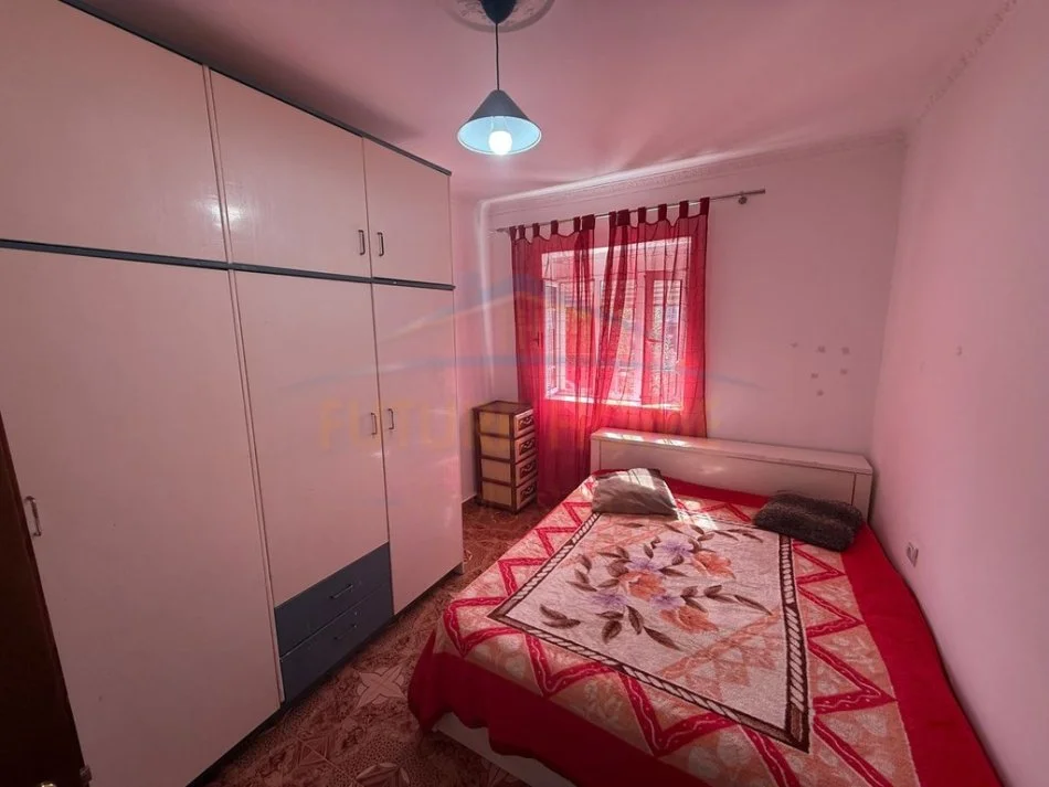 Korce, jepet me qera apartament 2+1+Ballkon Kati 2, 65 m² 200 € (Lagjia 4, Korçë)