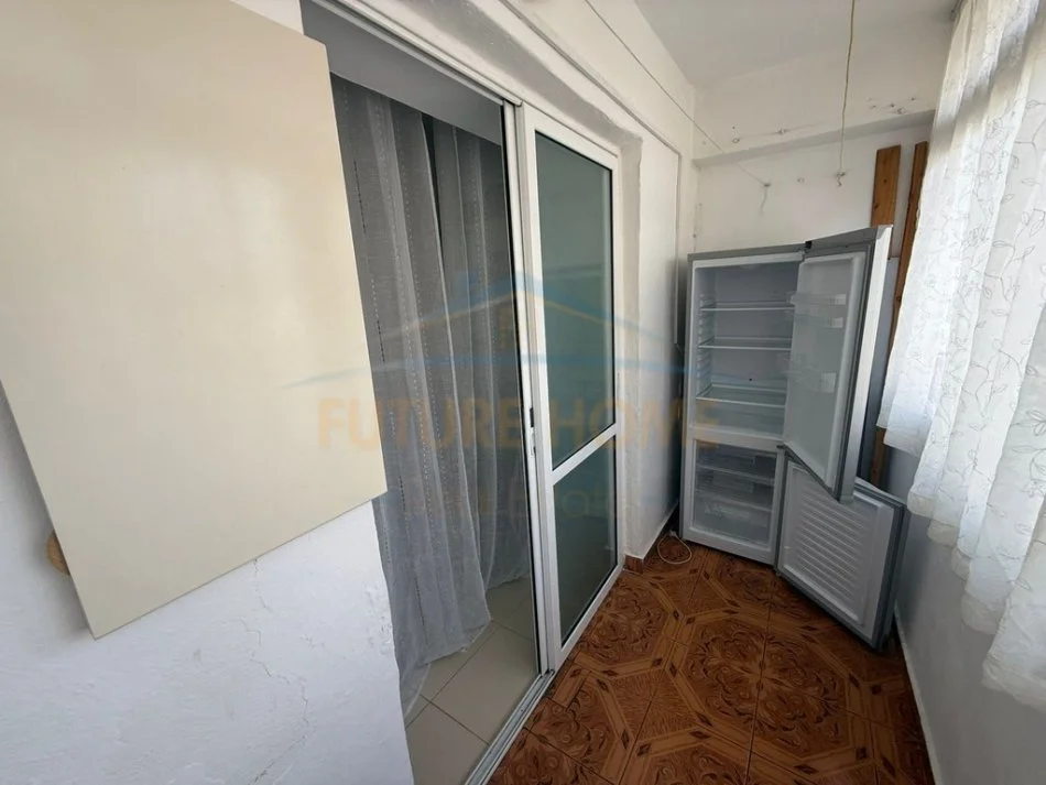 Korce, jepet me qera apartament 2+1+Ballkon Kati 2, 65 m² 200 € (Lagjia 4, Korçë)