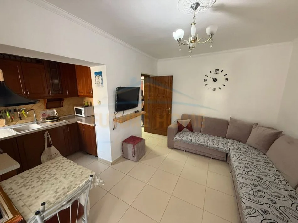 Korce, jepet me qera apartament 2+1+Ballkon Kati 2, 65 m² 200 € (Lagjia 4, Korçë)