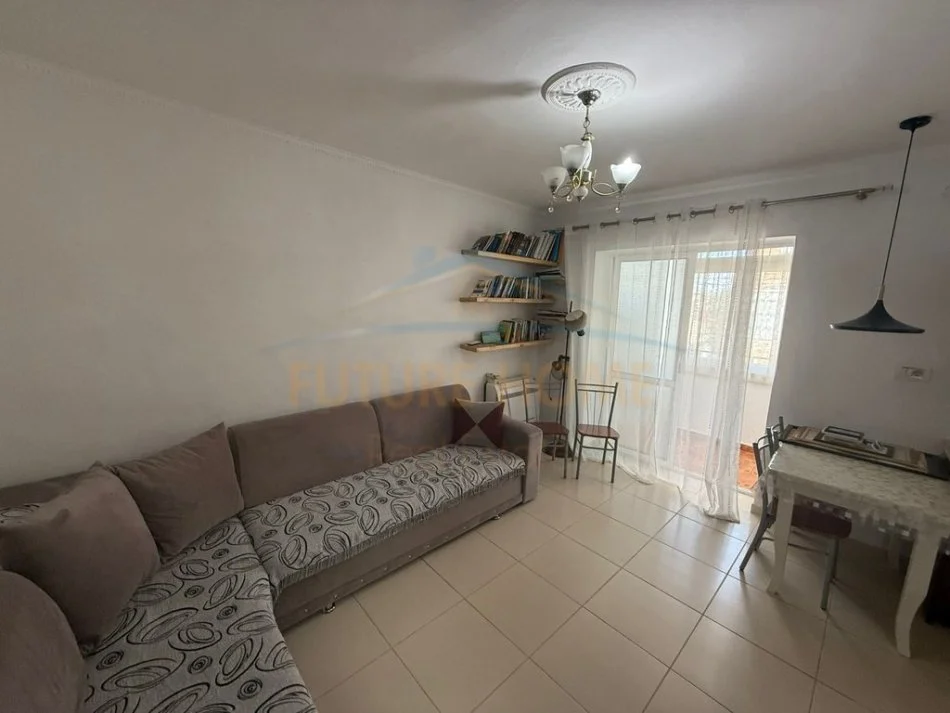 Korce, jepet me qera apartament 2+1+Ballkon Kati 2, 65 m² 200 € (Lagjia 4, Korçë)