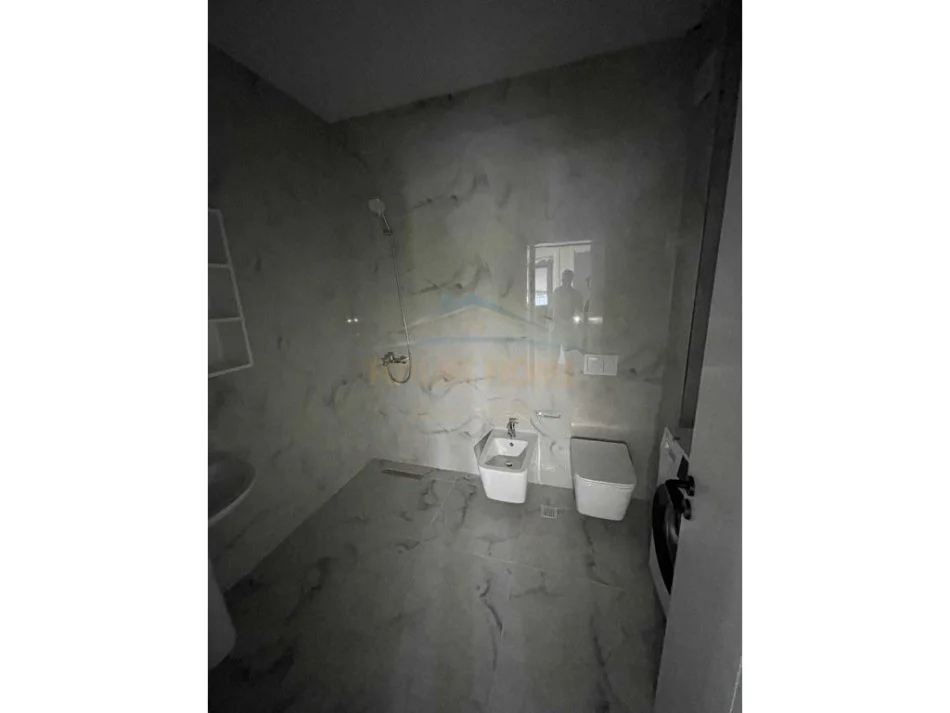 Tirane, jepet me qera apartament 3+1 Kati 2, 125 m² 490 € (KAMEZ)