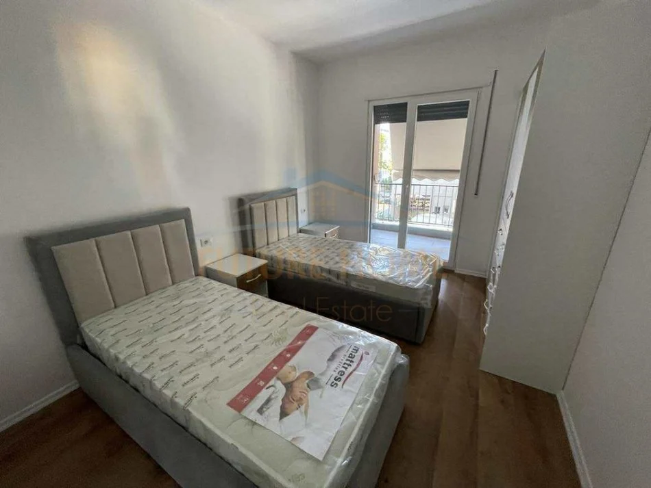 Tirane, jepet me qera apartament 3+1+Ballkon Kati 2, 125 m² 490 € (Kamez)