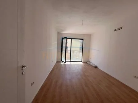 Tirane, shitet apartament 1+1+Aneks+Ballkon Kati 3, 78 m² 178.000 € 