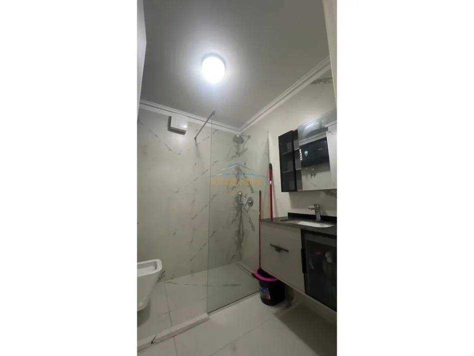 Tirane, jepet me qera 1+1 Kati 3, 74 m² 700 € 